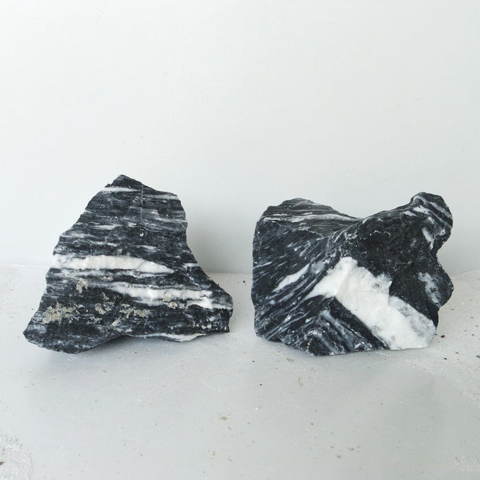 Black & White Aurum Rock Medium, 18-23 cm / box